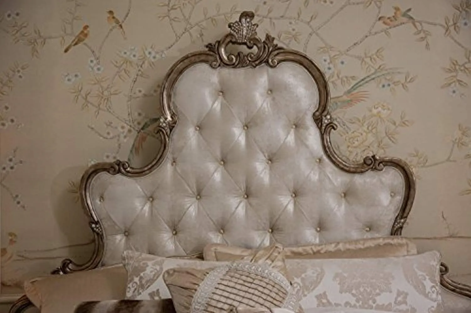 Platine de Royale Champagne 4pc Queen Panel Bedroom Set by Aico Amini